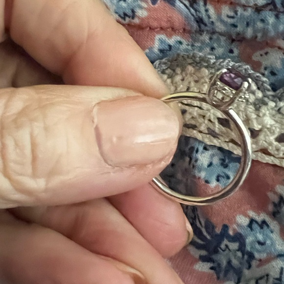 Color changing Elegant Alexandrite Gemstone Ring - Picture 12 of 16